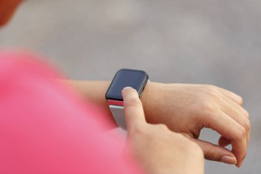 Kadın elleri akıllı saati ayarlıyor. Teknoloji ve insanlar kavramı