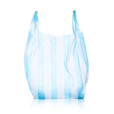 Beyaz arkaplanda mavi plastik çanta izole edildi