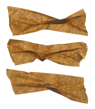 Kırışmış ya da buruşmuş bej yapıştırıcı bant beyaz arkaplanda izole edilmiş.