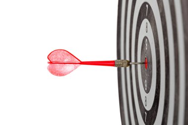 Shot kırmızı dart oku dart tahtası ortasına kadar kapatın