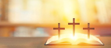 Hristiyan ahşap haçı açık incilde, kutsal kavram