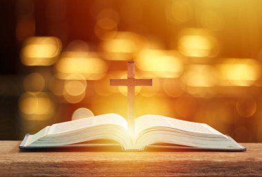 Hristiyan ahşap haçı açık incilde, kutsal kavram