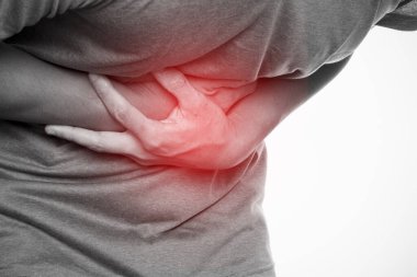 Karnı ağrıyan bir adam, karın ağrısı ya da kramplar gösteren kırmızı noktalı beyaz arka planda izole edilmiş bir adam..