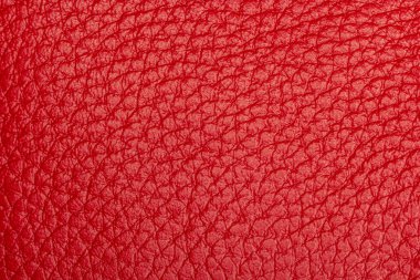 Detaylı tahıl desenli kırmızı deri dokuya yakın çekim. Moda, aksesuar veya tasarım için ideal..