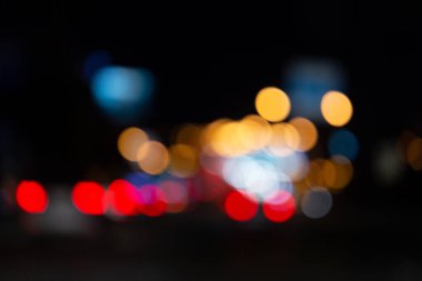 Bulanık şehir manzarası arabalardan ve sokak lambalarından gelen renkli bokeh ışıkları rüya gibi ve canlı bir şehir atmosferi yaratıyor..