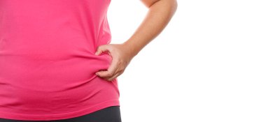 Beyaz arka planda şişman karnına dokunan bir kadın. Kadın el ele tutuşuyor göbek yağları