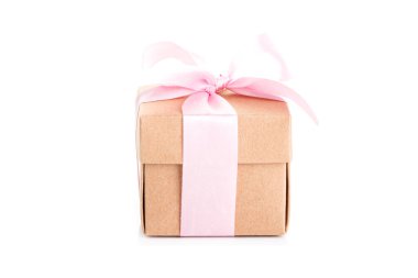 hediye kutusu beyaz arkaplanda izole edildi