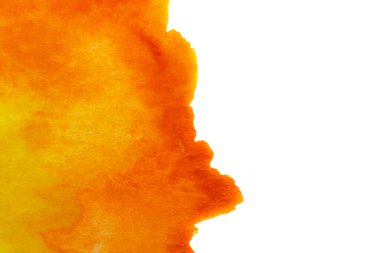 Beyaz arka planda izole edilmiş, sanatsal eğilim ve pürüzlü kenarlı parlak turuncu suluboya lekesi.
