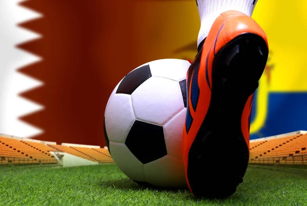 Futbol Oyuncusunun Bacakları Ayakları Kapalı Yeşil Çimlerde Yürüyor Ulusal Katar — Stok fotoğraf