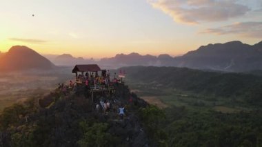 Vang Vieng, Laos - 4 Aralık 2022: (Yukarıdan bakıldığında) Nam Xay bakış açısıyla Laos 'un başkenti Vang Vieng' de turistleri sersemleten manzara.