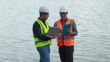 Çevre mühendisleri su kaynaklarındaki kirleticileri kontrol etmek ve su test sonuçlarını tekrar kullanmak için su kaynaklarında çalışırlar. Dünya Çevre Günü konsepti.