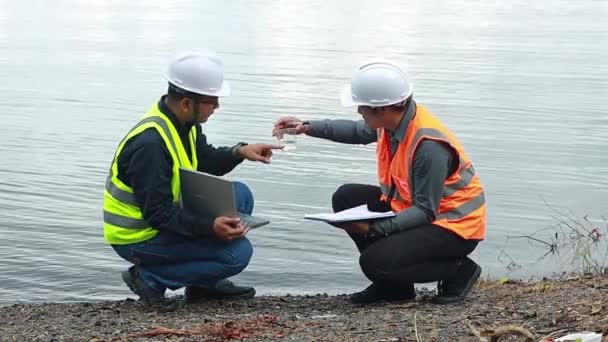 Milieu Twee Ingenieurs Werken Bij Waterbron Controleren Verontreinigingen Waterbronnen Het — Stockvideo