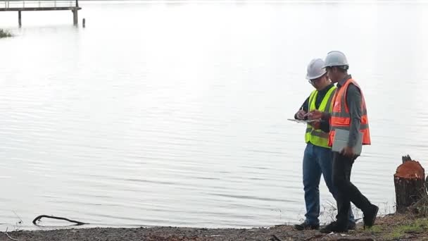 两名环境工程师在水源工作 检查水源中的污染物 并分析水的测试结果 以便重复使用 世界环境日概念 — 图库视频影像