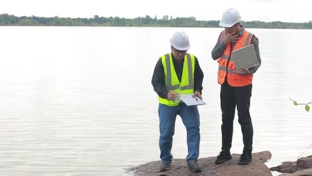 Környezeti Két Mérnök Dolgozik Vízforrásnál Hogy Ellenőrizzék Szennyezőanyagokat Vízforrásokban Elemezzék — Stock videók