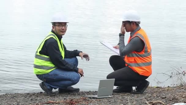 两名环境工程师在水源工作 检查水源中的污染物 并分析水的测试结果 以便重复使用 世界环境日概念 — 图库视频影像
