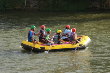 NAKHONNAYOK, THAILAND, 19 ARALIK: 19 ARALIK: Barajda rafting yapan maceraperest bir grup, 19 Aralık 2015 'te nehir manzarası ile popülerdir..