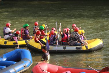 NAKHONNAYOK, THAILAND, 19 ARALIK: 19 ARALIK: Barajda rafting yapan maceraperest bir grup, 19 Aralık 2015 'te nehir manzarası ile popülerdir..
