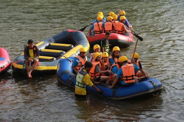 NAKHONNAYOK, THAILAND, 19 ARALIK: 19 ARALIK: Barajda rafting yapan maceraperest bir grup, 19 Aralık 2015 'te nehir manzarası ile popülerdir..