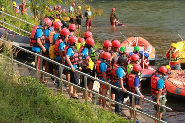 NAKHONNAYOK, THAILAND, 19 ARALIK: 19 ARALIK: Barajda rafting yapan maceraperest bir grup, 19 Aralık 2015 'te nehir manzarası ile popülerdir..