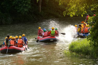 NAKHONNAYOK, THAILAND, 19 ARALIK: 19 ARALIK: Barajda rafting yapan maceraperest bir grup, 19 Aralık 2015 'te nehir manzarası ile popülerdir..