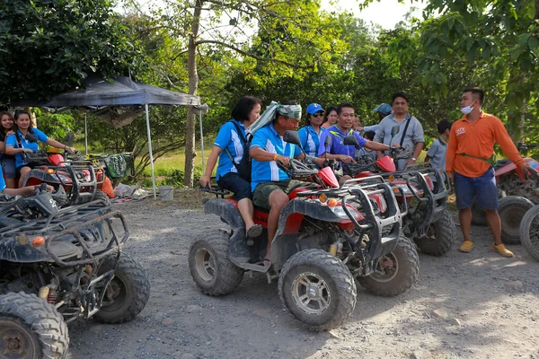 Nakhonnayok Tailandia Diciembre Turistas Montando Atv Aventura Naturaleza Pista Tierra — Foto de Stock