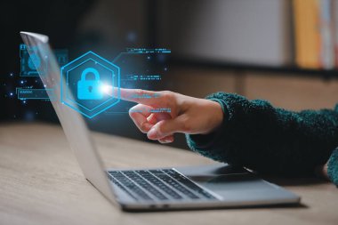 Siber güvenlik ve gizlilik ve veri konseptini korumak. Anahtar simgesi ve internet ağ güvenlik teknolojisini kilitle. Akıllı telefon ve sanal ekran arayüzlerinde kişisel verileri koruyan iş adamı.