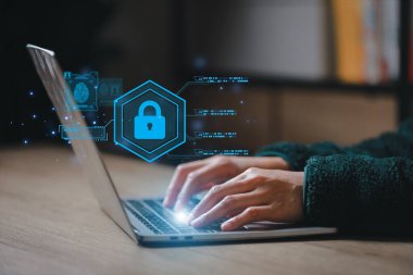 Siber güvenlik ve gizlilik ve veri konseptini korumak. Anahtar simgesi ve internet ağ güvenlik teknolojisini kilitle. Akıllı telefon ve sanal ekran arayüzlerinde kişisel verileri koruyan iş adamı.
