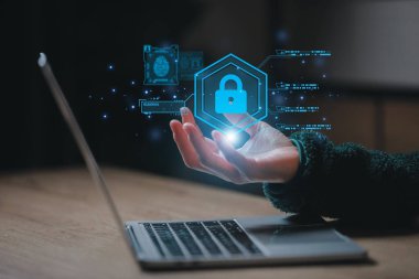 Siber güvenlik ve gizlilik ve veri konseptini korumak. Anahtar simgesi ve internet ağ güvenlik teknolojisini kilitle. Akıllı telefon ve sanal ekran arayüzlerinde kişisel verileri koruyan iş adamı.