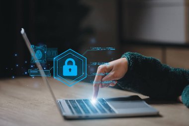 Siber güvenlik ve gizlilik ve veri konseptini korumak. Anahtar simgesi ve internet ağ güvenlik teknolojisini kilitle. Akıllı telefon ve sanal ekran arayüzlerinde kişisel verileri koruyan iş adamı.