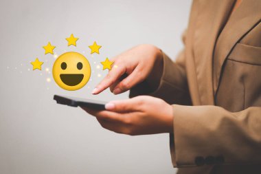 Müşteri, hizmet değerlendirmesi için en iyi puanı vermek için beş yıldızlı geri bildirim ikonu ve basın seviyesinden tatmin olmaya çalışıyor..