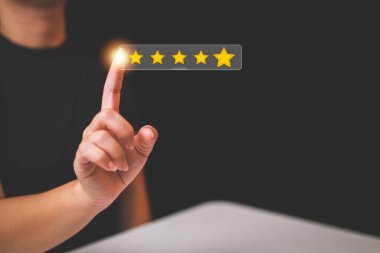 Müşteri, hizmet değerlendirmesi için en iyi puanı vermek için beş yıldızlı geri bildirim ikonu ve basın seviyesinden tatmin olmaya çalışıyor..