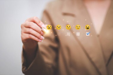 Müşteri, hizmet değerlendirmesi için en iyi puanı vermek için beş yıldızlı geri bildirim ikonu ve basın seviyesinden tatmin olmaya çalışıyor..