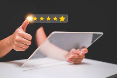 Müşteri, hizmet değerlendirmesi için en iyi puanı vermek için beş yıldızlı geri bildirim ikonu ve basın seviyesinden tatmin olmaya çalışıyor..