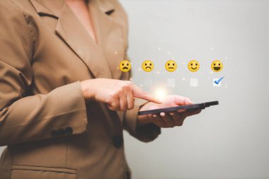 Müşteri, hizmet değerlendirmesi için en iyi puanı vermek için beş yıldızlı geri bildirim ikonu ve basın seviyesinden tatmin olmaya çalışıyor..