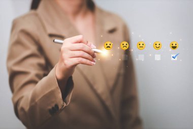 Müşteri, hizmet değerlendirmesi için en iyi puanı vermek için beş yıldızlı geri bildirim ikonu ve basın seviyesinden tatmin olmaya çalışıyor..