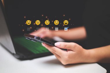 Müşteri, hizmet değerlendirmesi için en iyi puanı vermek için beş yıldızlı geri bildirim ikonu ve basın seviyesinden tatmin olmaya çalışıyor..