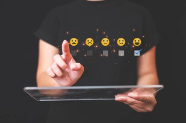 Müşteri, hizmet değerlendirmesi için en iyi puanı vermek için beş yıldızlı geri bildirim ikonu ve basın seviyesinden tatmin olmaya çalışıyor..