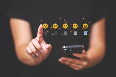 Müşteri, hizmet değerlendirmesi için en iyi puanı vermek için beş yıldızlı geri bildirim ikonu ve basın seviyesinden tatmin olmaya çalışıyor..