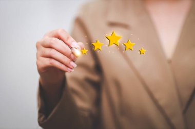 Müşteri, hizmet değerlendirmesi için en iyi puanı vermek için beş yıldızlı geri bildirim ikonu ve basın seviyesinden tatmin olmaya çalışıyor..