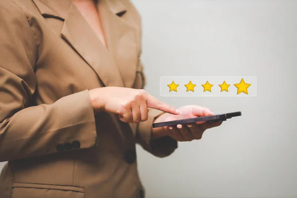 客户对金五星级评价反馈图标和媒体级优秀排名的满意度给予最佳分数 以回顾服务 体验成功的企业率概念 — 图库照片