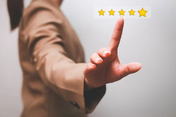 客户对金五星级评价反馈图标和媒体级优秀排名的满意度给予最佳分数 以回顾服务 体验成功的企业率概念 — 图库照片