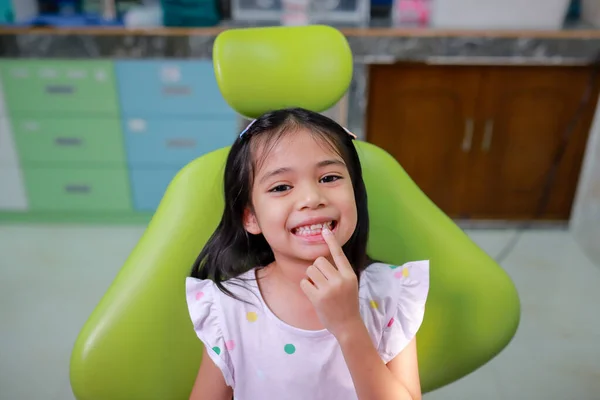 Gadis Cantik Ini Sedang Bersiap Siap Untuk Janji Dokter Gigi — Stok Foto