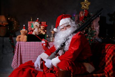 Noel konsepti. Peri masalı Noel Baba 'nın portresi. Noel için dekore edilmiş güzel bir ev. Mucizeler zamanı.