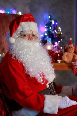 Noel konsepti. Peri masalı Noel Baba 'nın portresi. Noel için dekore edilmiş güzel bir ev. Mucizeler zamanı.