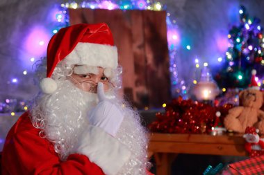 Noel konsepti. Peri masalı Noel Baba 'nın portresi. Noel için dekore edilmiş güzel bir ev. Mucizeler zamanı.