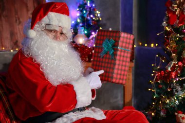 Noel konsepti. Peri masalı Noel Baba 'nın portresi. Noel için dekore edilmiş güzel bir ev. Mucizeler zamanı.