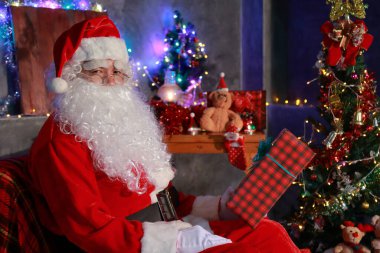 Noel konsepti. Peri masalı Noel Baba 'nın portresi. Noel için dekore edilmiş güzel bir ev. Mucizeler zamanı.