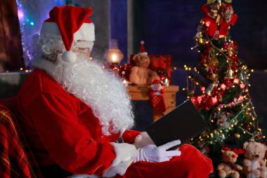 Noel konsepti. Peri masalı Noel Baba 'nın portresi. Noel için dekore edilmiş güzel bir ev. Mucizeler zamanı.