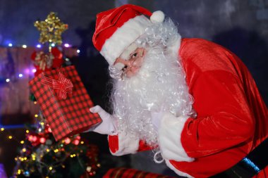 Noel konsepti. Peri masalı Noel Baba 'nın portresi. Noel için dekore edilmiş güzel bir ev. Mucizeler zamanı.