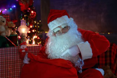 Noel konsepti. Peri masalı Noel Baba 'nın portresi. Noel için dekore edilmiş güzel bir ev. Mucizeler zamanı.